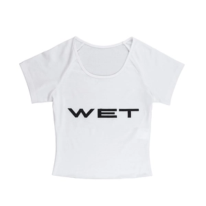 Flachbild eines weißen Baumwoll-T-Shirts mit markantem schwarzem WET-Buchstabendruck