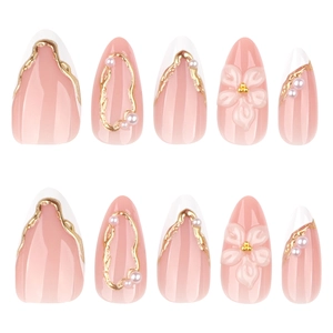 Faux ongles French avec fleurs 3D, perles blanches et détails en fil doré élégant