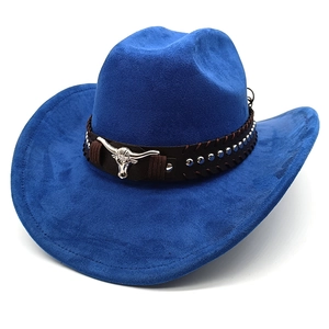 Dettaglio cappello da cowboy blu navy in finta pelle scamosciata con stemma a testa di toro