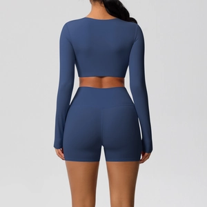 Achteraanzicht van donkerblauwe crop top met lange mouwen en high-waist yoga fitness set