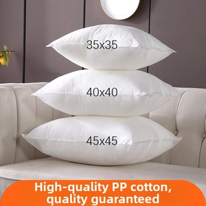 Tre misure di inserti per cuscini in cotone PP di qualità su divano beige, 35-45 cm