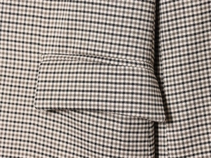 Detailaufnahme der Hahnentritt-Wollstruktur und der Taschenklappe am Blazer-Sakko