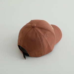 Casquette de baseball marron en coton pour enfants avec broderie ours et sangle réglable