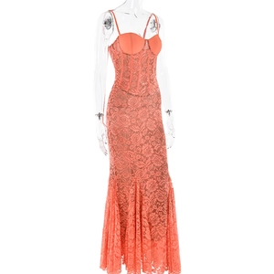 Détail de la robe en dentelle corail avec bustier ajusté et ourlet sirène élégant