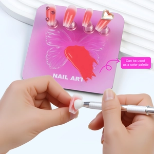 Dettaglio del set pratica nail art con base metallica a cuore e decorazione unghie