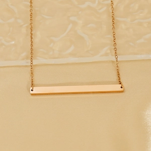 Collier avec pendentif barre en acier inoxydable plaqué or 18 carats sur fond de soie