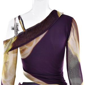 Dettaglio del top asimmetrico in mesh viola con motivi astratti gialli su un manichino