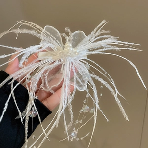 Détails de la pince à cheveux papillon blanche avec plumes et pampilles en perles de cristal