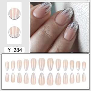Unghie finte a mandorla rosa nude con sfumatura glitter argento e finitura lucida