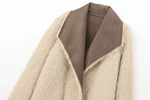 Detail van de beige jas van imitatiebont met bruine contrasterende revers