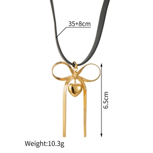 Détail du collier noeud en or 18 carats avec pendentif coeur et mesures de cordon