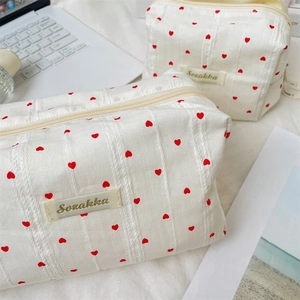 Detailaufnahme der Kosmetiktasche mit Herzmuster und strukturierter Stoffoberfläche