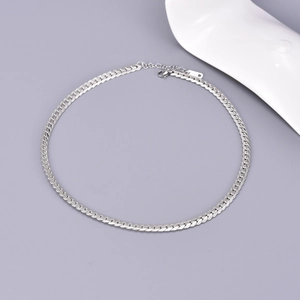 Collier à mailles cubaines en acier inoxydable argenté poli avec chaîne de réglage sur gris