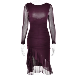 Détail du tissu en maille violet foncé avec fronces et ourlet à volants
