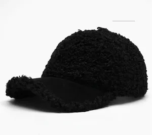Dettaglio ravvicinato del berretto da baseball in pile sherpa nero con texture soffice