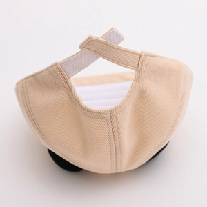 Détail de la casquette bébé en velours avec sangle velcro réglable sur la vue arrière