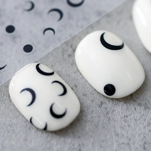 Minimalistische Mond Nagelaufkleber mit weißen ovalen Cabochons auf Steinhintergrund