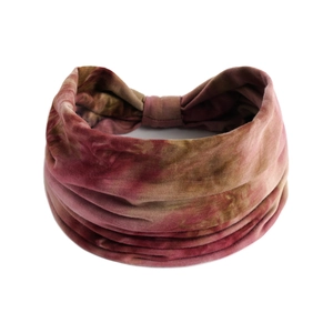 Dettaglio fascia per capelli yoga tie-dye rosso vino e beige con nodo centrale