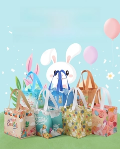 Détail de sacs cadeaux de Pâques réutilisables avec motifs de lapins et d'œufs