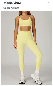 Détail d'un ensemble de yoga jaune oie avec legging taille haute et brassière croisée