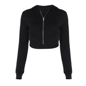 Detalle de sudadera corta negra ajustada con cremallera y capucha de tejido de calidad