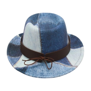 Dettaglio di cappello fedora per bambini stampa denim con cinturino in pelle e nodo rustico
