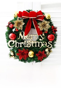 Gros plan d'une couronne de Noël avec nœud rouge et lettrage Merry Christmas sur volet blanc