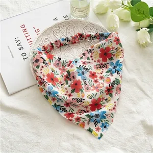 Détail du bandana triangle à fleurs avec bande élastique pour coiffure de femme