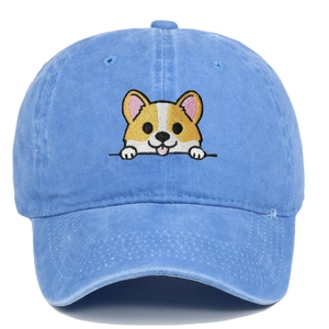 Détail de la broderie de chien Corgi sur une casquette de baseball en coton délavé bleu