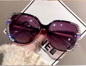 Vue détaillée des verres dégradés violets avec ornements de papillon en strass luxe