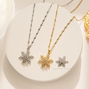 Détail du pendentif flocon de neige rotatif orné de zircons brillants sur son socle