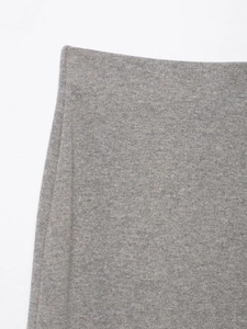Gros plan sur le tissu en maille gris chiné montrant les coutures et la texture
