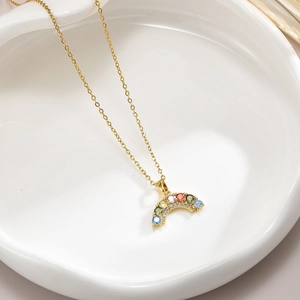 Collier pendentif arc-en-ciel doré avec zircons multicolores sur céramique blanche