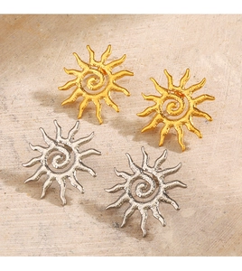 Detailaufnahme der Sonnen-Ohrstecker aus Edelstahl in Gold und Silber-Optik