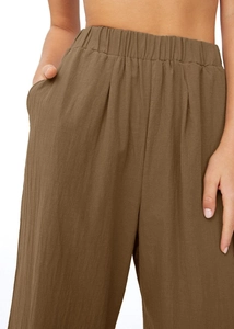 Détail de la taille haute élastique et des poches latérales sur ce pantalon en lin brun