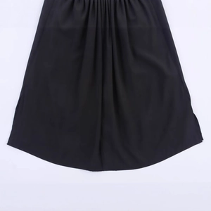 Schwarzes Neckholder-Oberteil mit geraffter Taille, Plissee-Effekt und Brosche-Detail