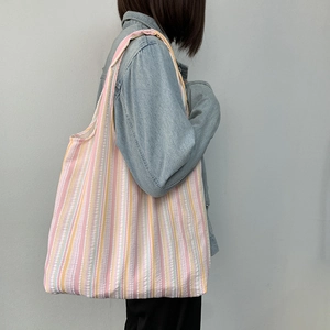 Détail du sac cabas en seersucker montrant les rayures texturées et la grande capacité