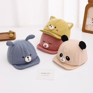 Casquettes bébé en velours côtelé animaux en bleu, jaune, rose et beige à bord souple