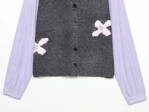 Détail du haut en tricot à boutonnage simple avec patchwork floral et strass brillants