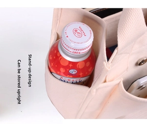 Detalle del bolso de lona beige con bolsillos exteriores para botella y smartphone
