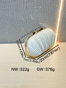 Elegante cremefarbene Abendtasche mit Faltenstruktur und Schleifenverschluss mit Maßen