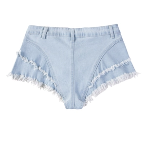 Dettaglio degli shorts in denim a vita alta con bordi sfrangiati e trama in blu