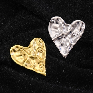 Broches cœur irrégulières en finitions doré et argenté sur fond en velours noir