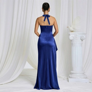 Elegante abito in raso blu scuro con allacciatura al collo, fiocco posteriore e taglio lungo