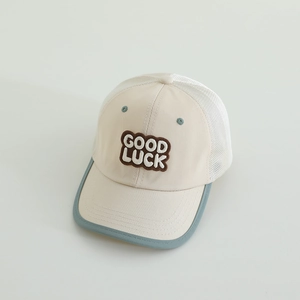 Detail von GOOD LUCK-Patch und atmungsaktivem Mesh an Kinder-Baseballkappe