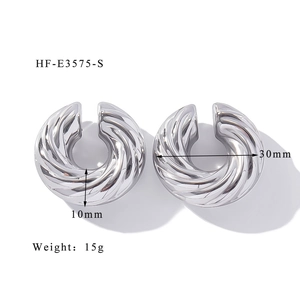 Dettaglio del ear cuff argento con trama a spirale, diametro 30 mm per l'orecchio