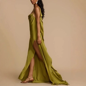 Eleganter olivgrüner Satin-Maxikleid mit Spaghettiträgern, Seitenschlitz und offenem Rücken