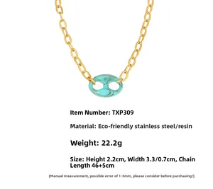 Detail van 18k vergulde roestvrijstalen ketting met groene hars hanger