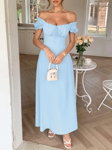 Elegante abito lungo azzurro con spalle scoperte, maniche a sbuffo e taglio fluido
