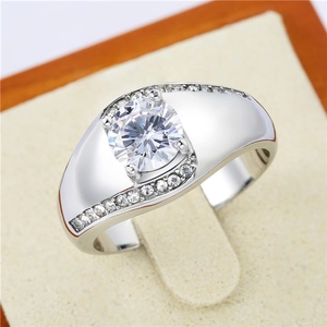 Macro d'une bague pour homme en acier titane avec un grand diamant solitaire et accents